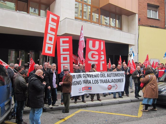 Concentración sindical ante la sede de ASPA, en Oviedo.