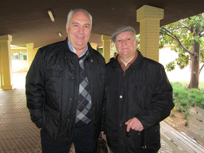 El secretario general de CCOO-A, Francisco Carbonero, posa junto a su padre