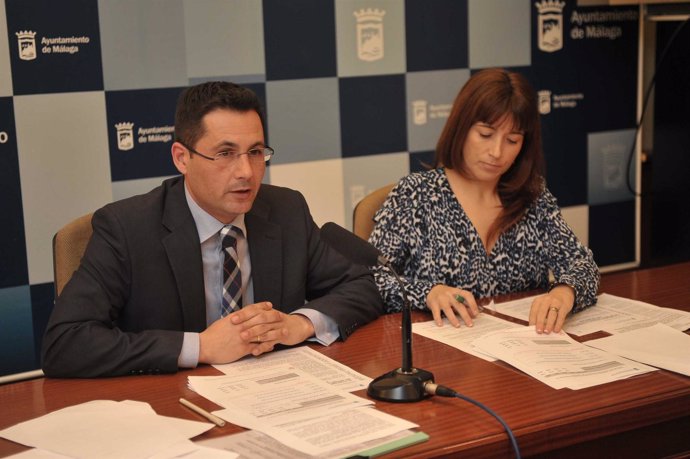 El concejal de Derechos Sociales, Francisco Pomares, y la directora general