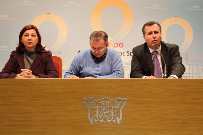 Los concejales del PSOE e IU-CA con el presidente del comité en el centro.