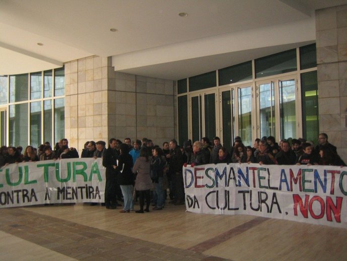 Protesta de artistas ante la sede de Agadic