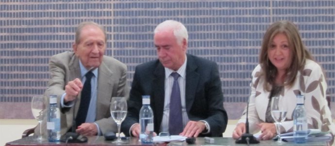 Miguel Rodríguez Acosta, en rueda de prensa con Alonso y Villafranca