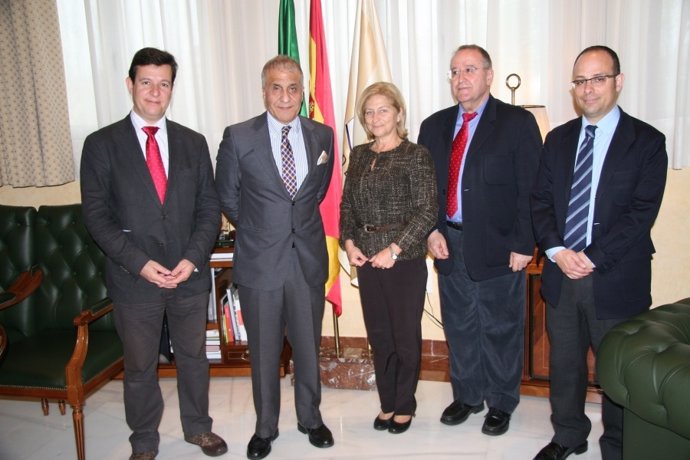 El embajador de Afganistán (el segundo por la izquierda) con miembros de la UCO