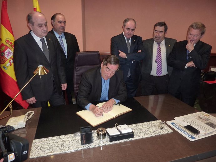 Rosell firma en el Libro de Honor de CEOS CEPYME-Huesca