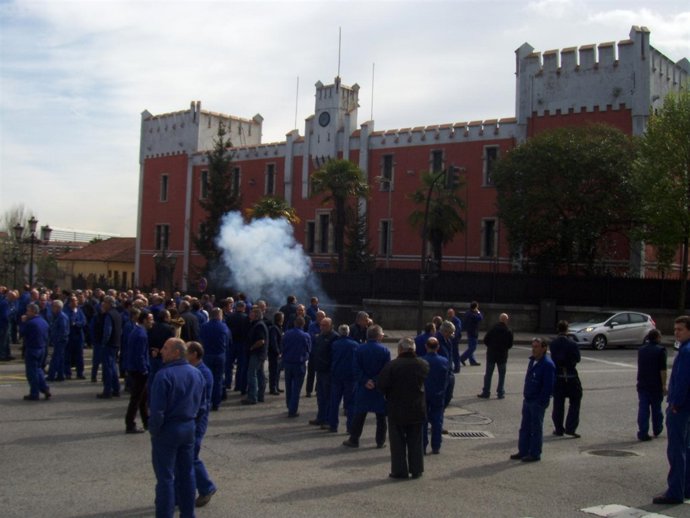 Trabajadores De La Fábrica De Armas De La Vega