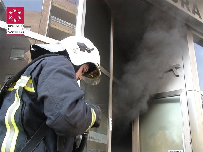 Los bomberos a la entrada de la sucursal en Almassora
