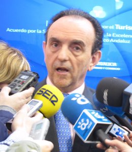 El consejero andaluz de Turismo, Rafael Rodríguez, atiende a los periodistas