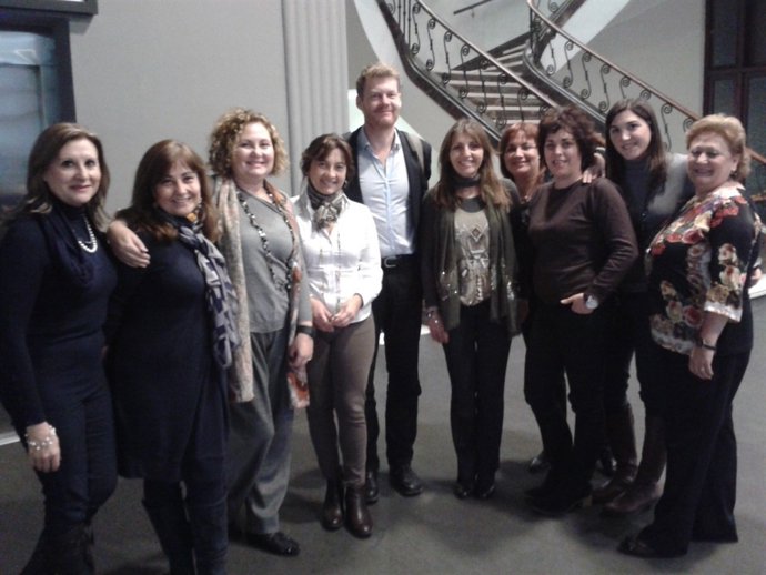 Empresarias con el fundador de la Economía del Bien Común