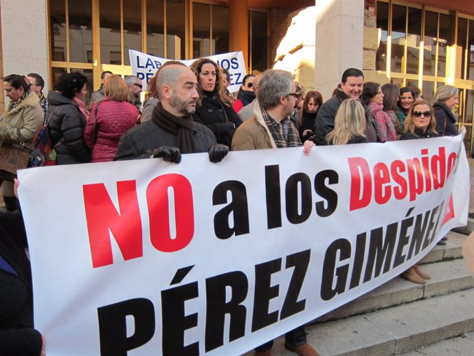 Trabajadores de Pérez Giménez ante al Ayuntamiento de Córdoba