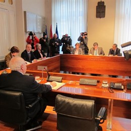 Areces (a la izquierda, de Espaldas) durante su declaración en la  comisión.