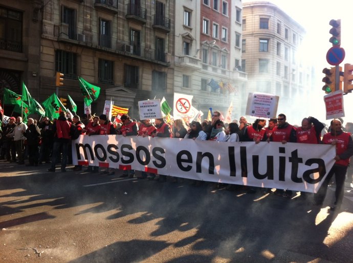 Funcionarios cortan la Via Laietana de Barcelona