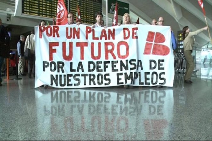 Trabajadores de Iberia se manifiestan en aeropuerto de Loiu (Bizkaia)