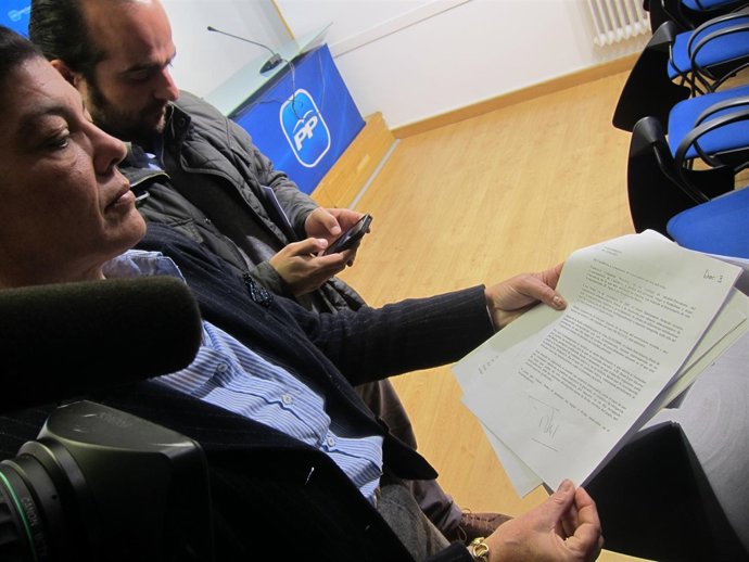 Pérez muestra a los medios el supuesto acuerdo firmado por González.