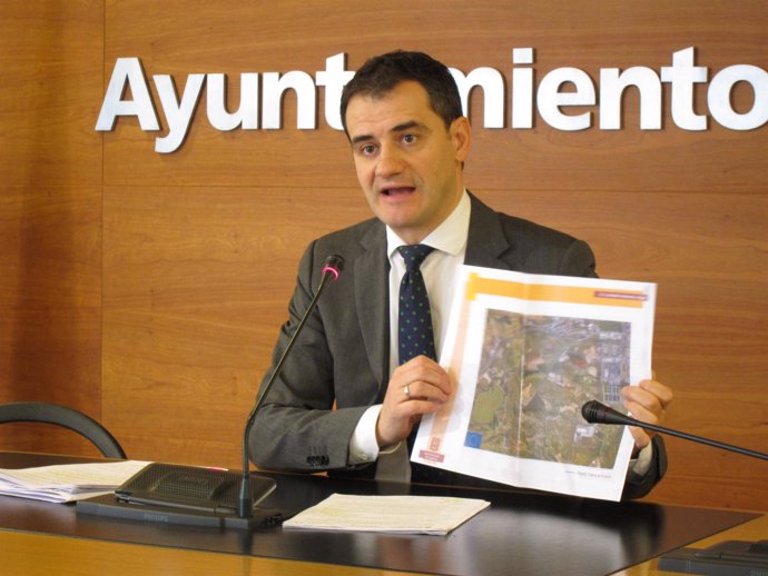 Miguel Sáinz muestra un plano de la conducción de agua a La Grajera