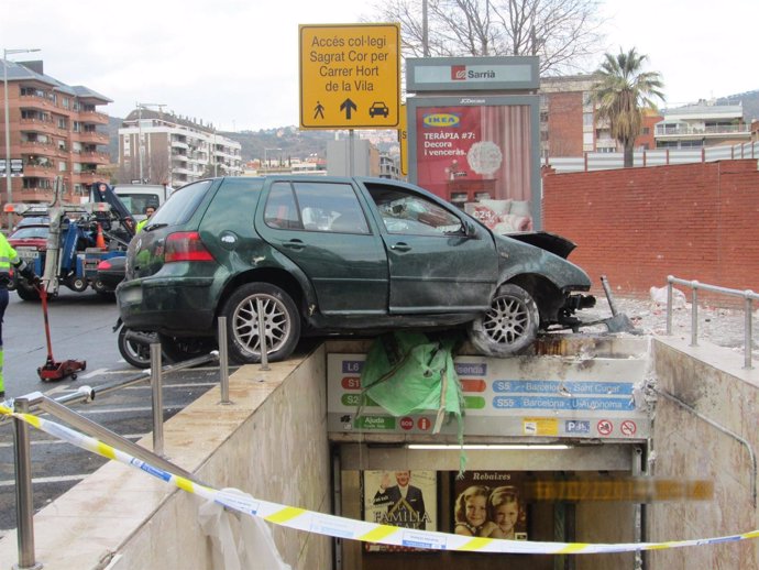 Un coche se estrella contra la estación de Sarrià