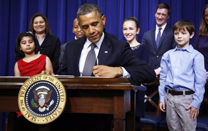 Obama firma un total de 23 nuevas medidas para dificultar el acceso a las armas