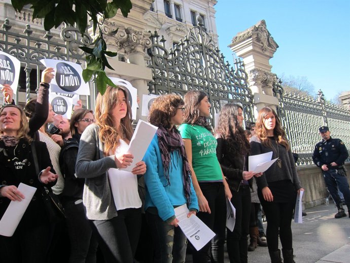 Estudiantes concentrados a la puerta de la Junta General.