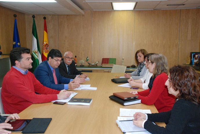 Valderas, reunido en el Consejo Andaluz de Colegios de Trabajo Social