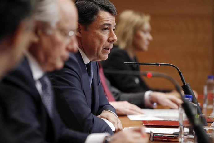 González en la firma de un convenio con 'la Caixa' este miércoles