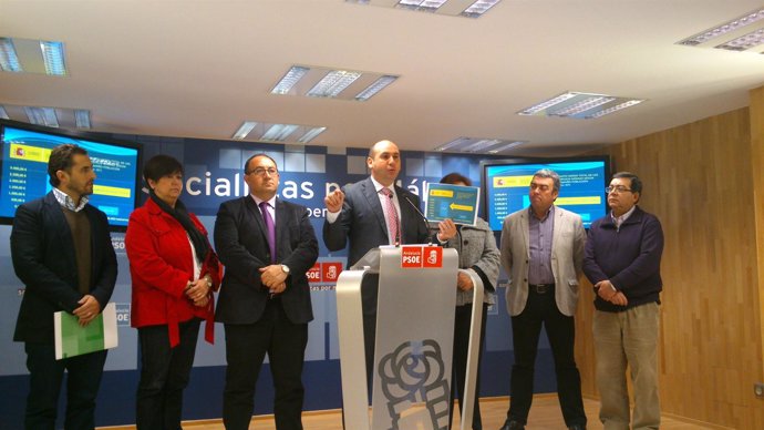 El secretario de política municipal del PSOE-A, Francisco Conejo, con alcaldes