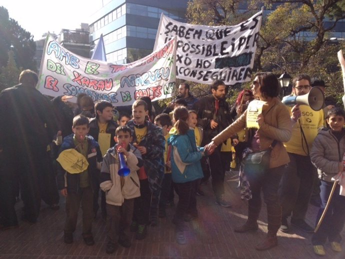 Protesta de padres de la escuela Xarau ante la Conselleria de Enseñanza