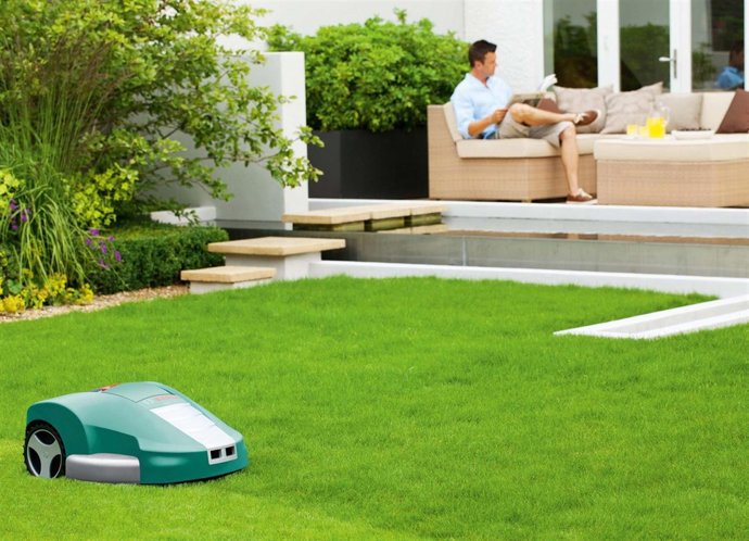 Indego, el robot que corta el cesped solo