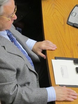 Alperi en su escaño con las manos encima de la mesa