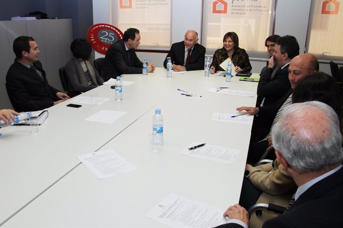 Reunión de Isabel Bonig y representantes de Cepyme Alicante