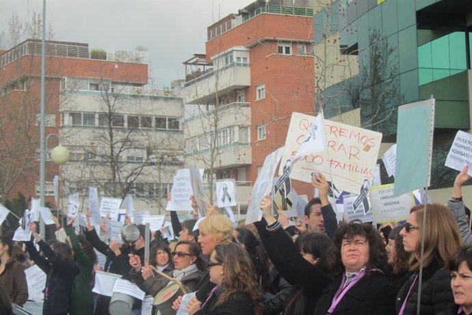 Trabajadores de Orizonia se manifiestan en la sede de Madrid