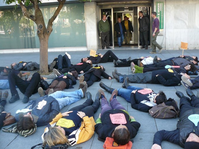 Más de un centenar de personas se concentran por los impagos a las cooperación