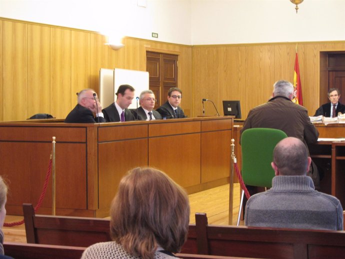 Amado y Murilio Parrado, junto a sus abogados, en el banquillo de la Audiencia.