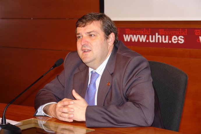 El rector de la Universidad de Huelva, Francisco J. Martínez. 