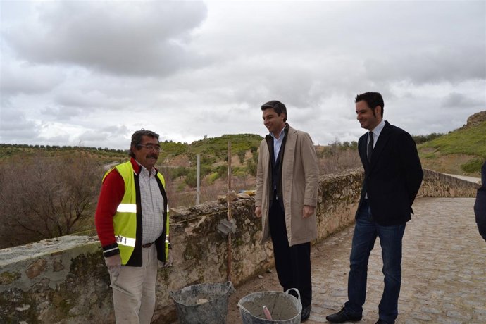 Lorite y Criado junto uno de los trabajadores en el CP-182