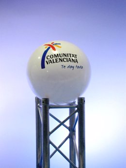 Marca turística de la Comunitat Valenciana en una esfera del stand de Fitur.