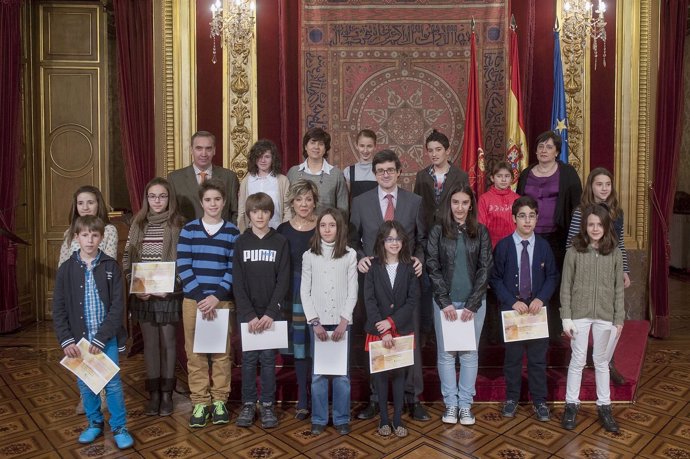 Iribas con alumnos premiados y representantes de la asociación Iñigo Arista