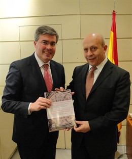 Fernández de Moya entrega a Wert el plan conjunto de Úbeda, Baeza y la Catedral.