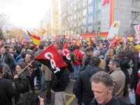 Más de 3.000 trabajadores protestan ante la sede por el futuro de Iberia