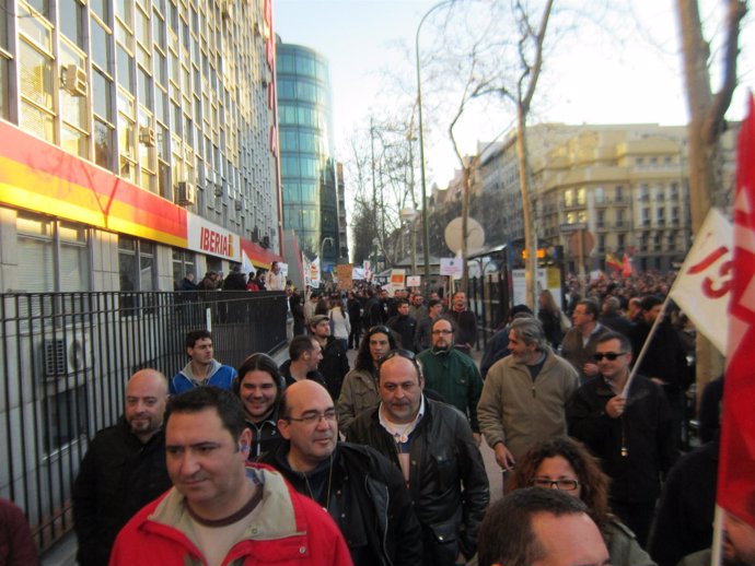 Trabajadores de Iberia protestando en la sede de la aerolínea