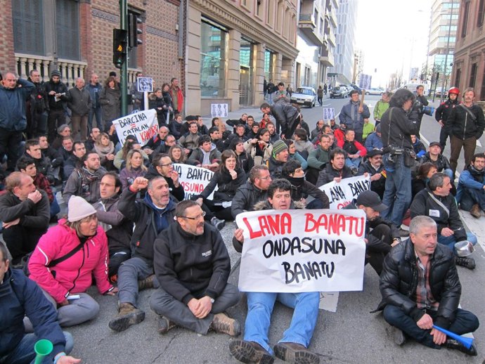 Cortan el tráfico en una concentración contra el paro.