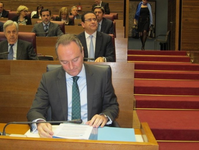 Fabra en su escaño en las Corts antes de su comparecencia