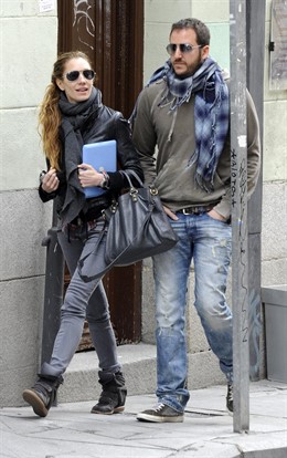 Borja Thyssen y Blanca cuesta paseando