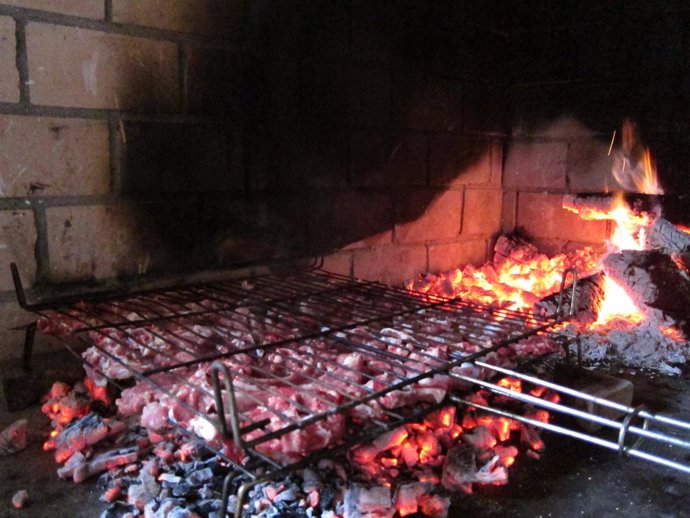 Carne A La Brasa. Barbacoa. Fuego, Brasas.