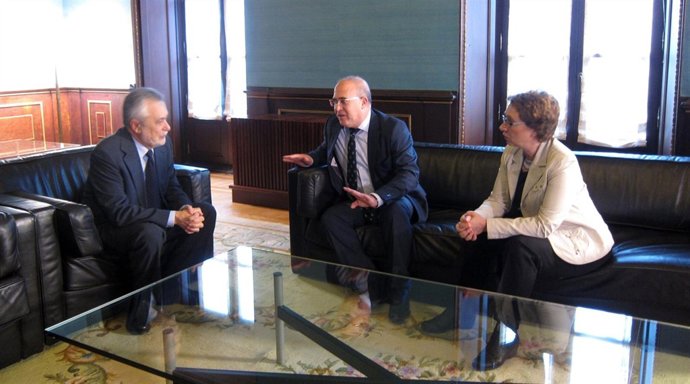 José Antonio Griñán, José Luis Heredia y Carmen Martínez Aguayo, hoy en Sevilla.