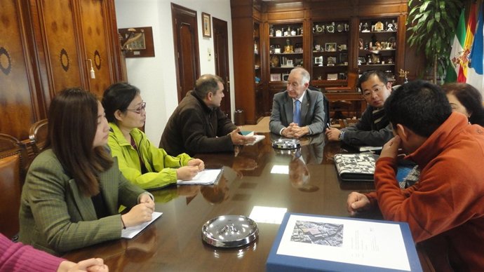 Reunión entre empresarios chinos y el alcalde de Roquetas de Mar, Gabriel Amat 
