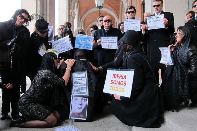 Entrega de firmas por trabajadores de Iberia en Fomento