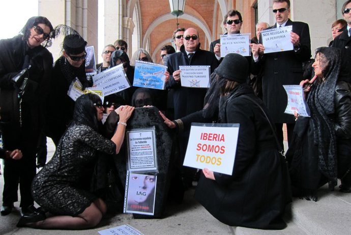 Entrega de firmas por trabajadores de Iberia en Fomento