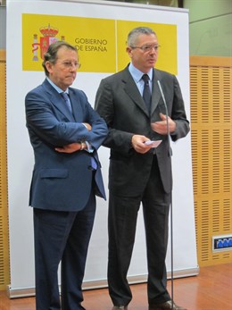 El consejero De Llera, junto a Alberto Ruiz Gallardón