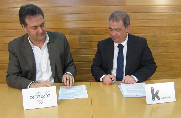 Firma del convenio entre  Fundación Promete y Kutxabank