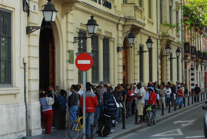 Personas haciendo cola ante Casa Caridad