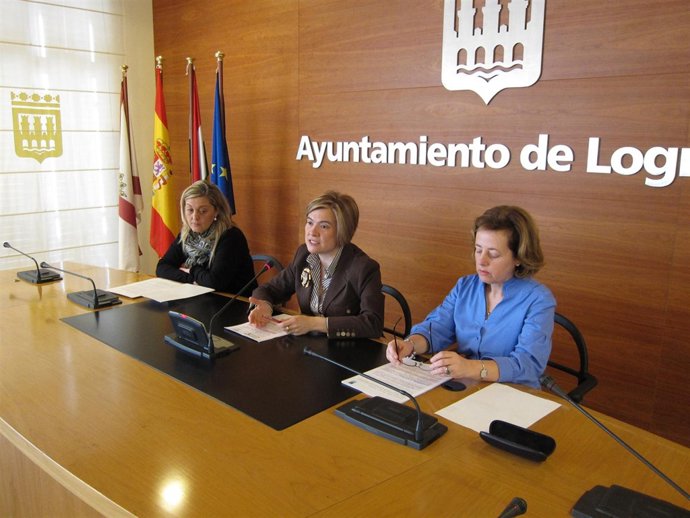 Corres, Revilla y la gerente de FEAPS, Silvia Andrés, en la rueda de prensa